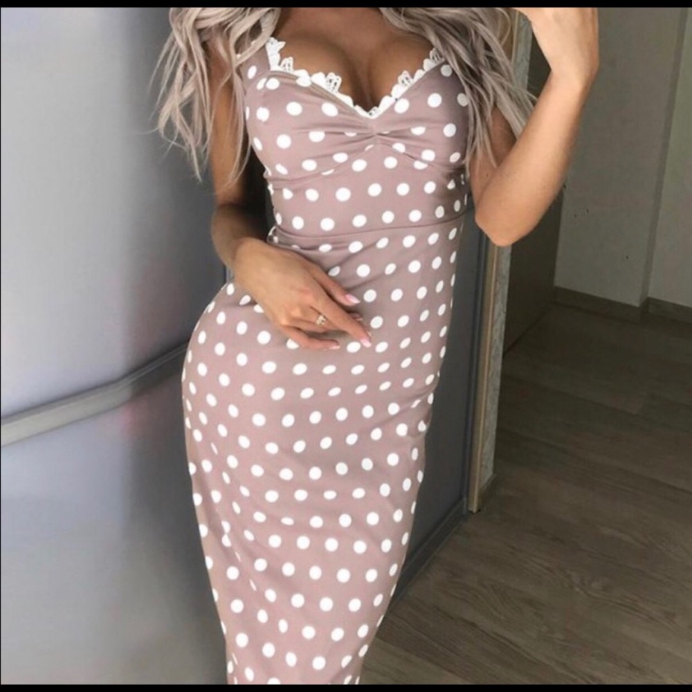 Gorgeous polka dots dress. So cute and sweet. 💋